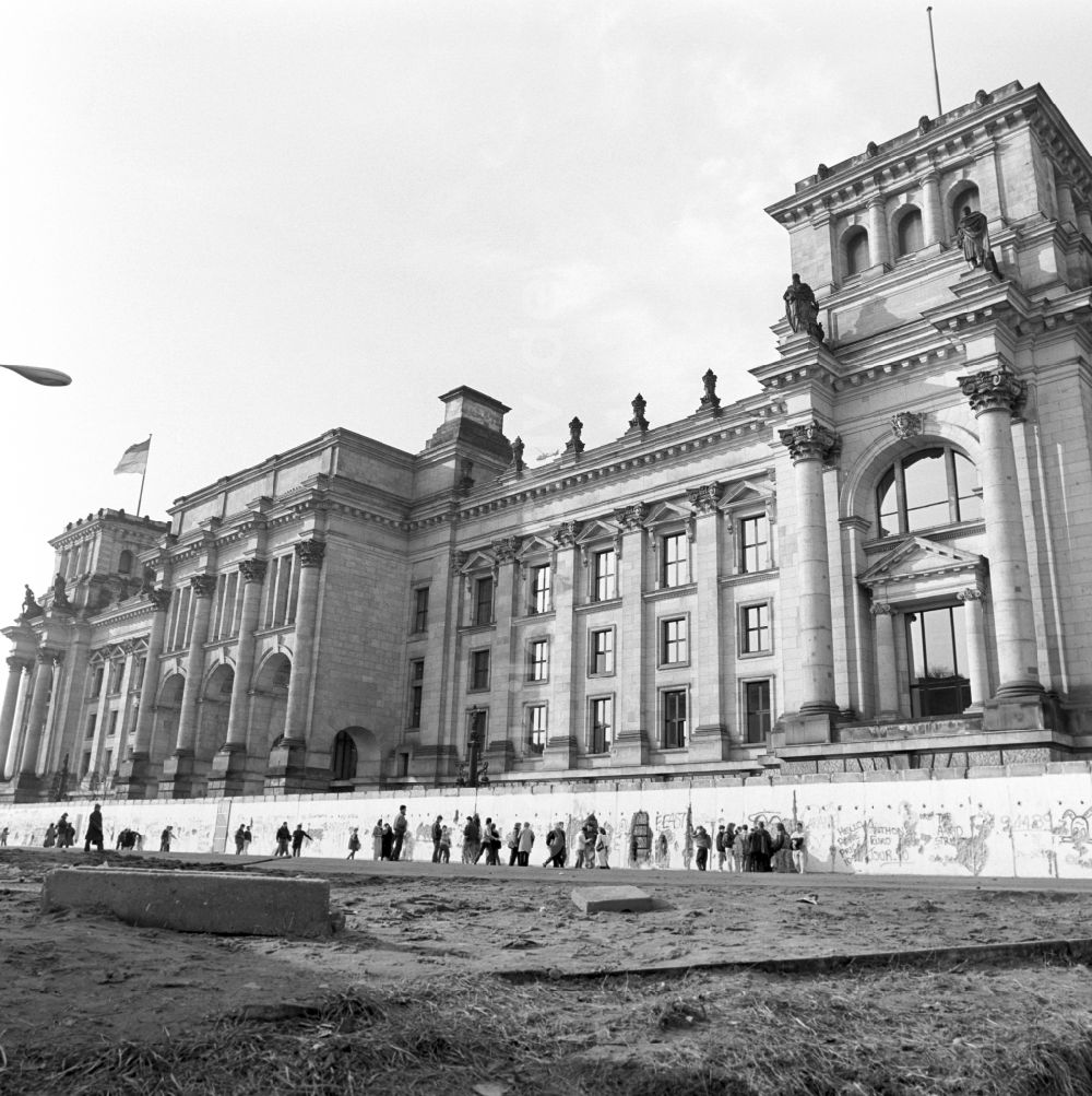 DDR-Fotoarchiv: Berlin - Abriß der Mauer - Mauerspechte bei der Arbeit in Berlin