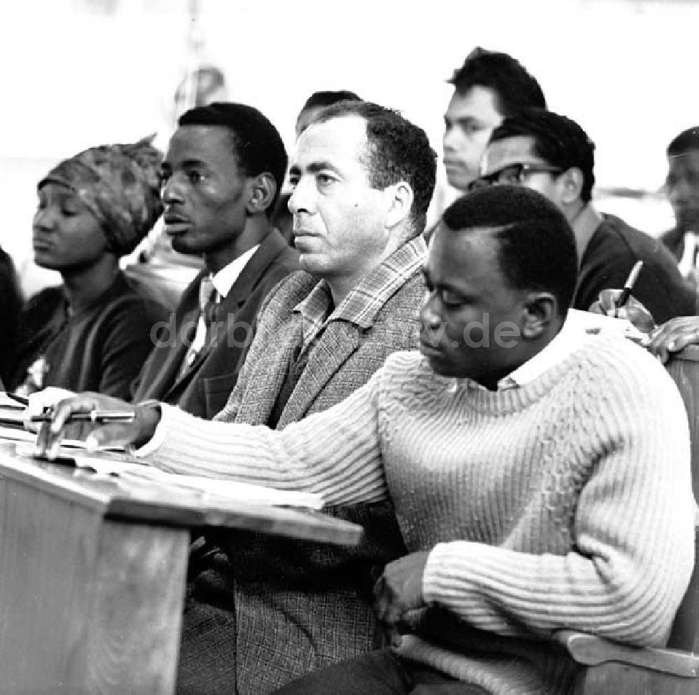 Berlin: Afrikanische Studenten der Gewerkschaftshochschule in Berlin Foto: Schönfeld