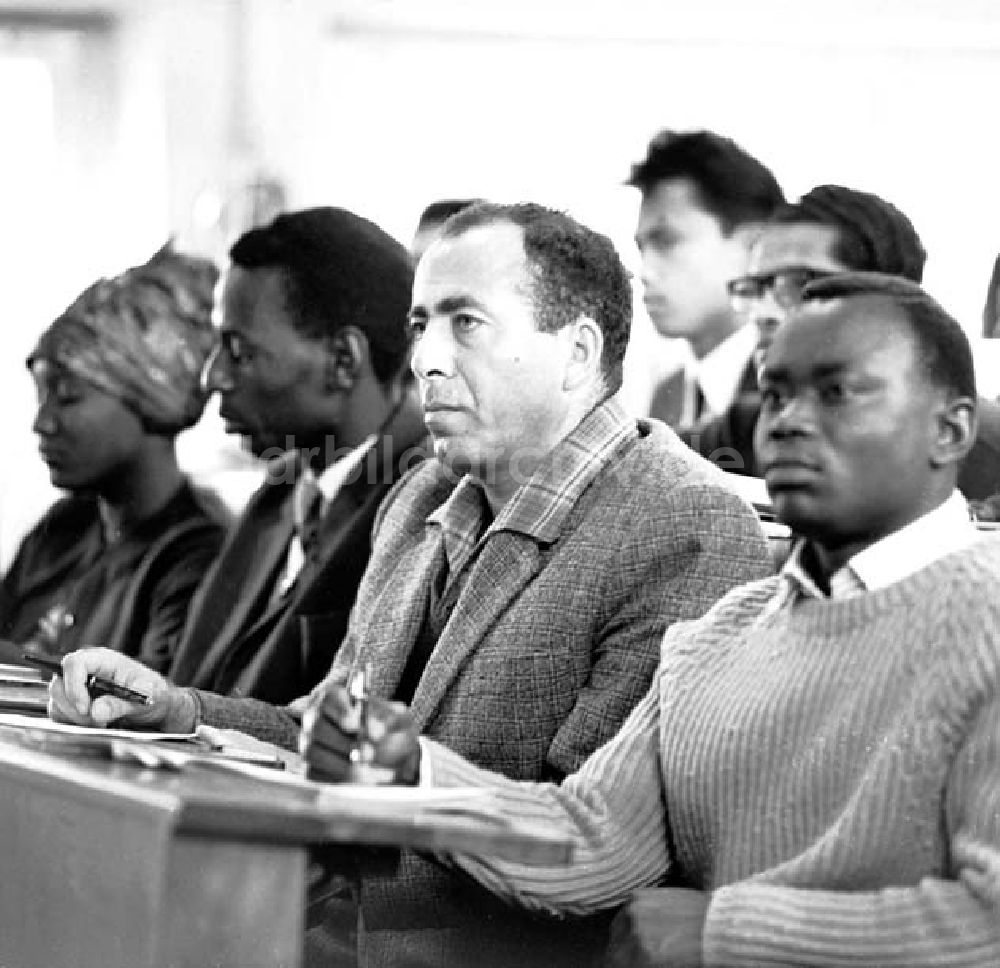 DDR-Fotoarchiv: Berlin - Afrikanische Studenten der Gewerkschaftshochschule in Berlin Foto: Schönfeld