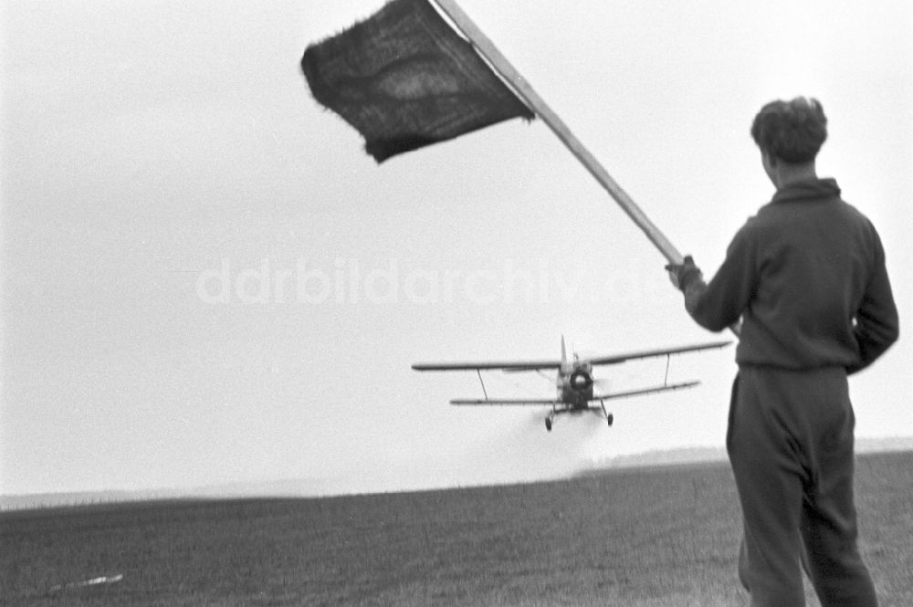 DDR-Fotoarchiv: Möckern - Agrarflugzeuges im Einsatz über einem Feld in Möckern in der DDR