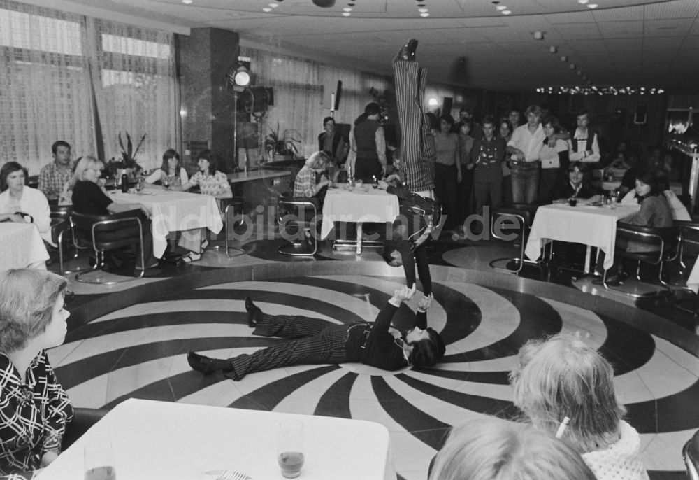 DDR-Fotoarchiv: Berlin - Akrobatische Darbietung während einer Disco im Jugendtreff im Palast der Republik in Berlin in der DDR