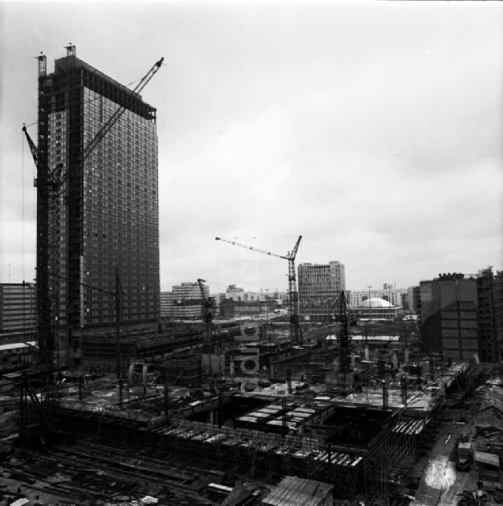 Berlin: Alexanderplatz - Autotunnel