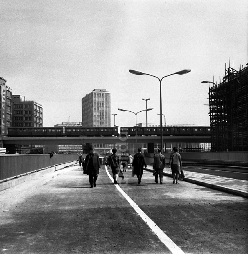 Berlin: Alexanderplatz - Autotunnel