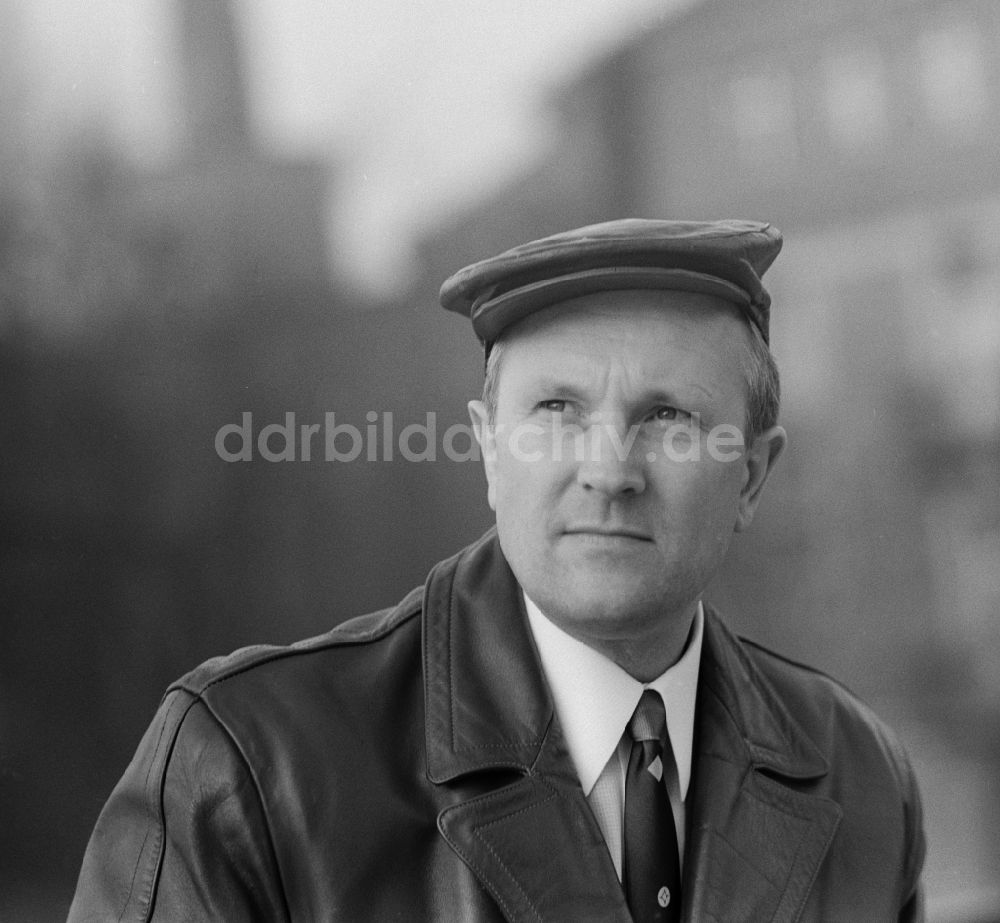 DDR-Fotoarchiv: Berlin - Friedrichshain - Alfred Müller ( 1926 - 2010 ) deutscher Theater- und Filmschauspieler in Berlin