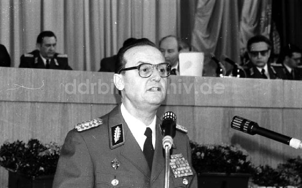 DDR-Fotoarchiv: - Alfred Neumann und Erich Mückenberger auf der Bezirksdelegiertenkonferenz Umschlagnr