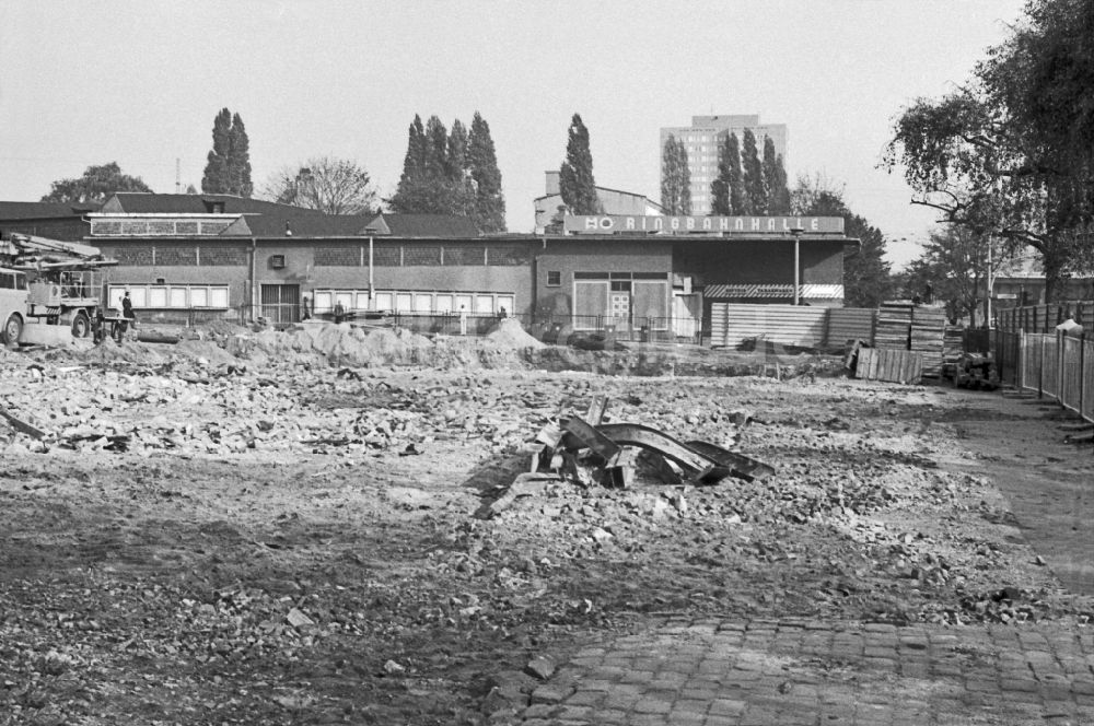 DDR-Bildarchiv: Berlin - Altbau- Abriß entlang der Frankfurter Allee Ecke Pettenkofer Strasse in Berlin in der DDR