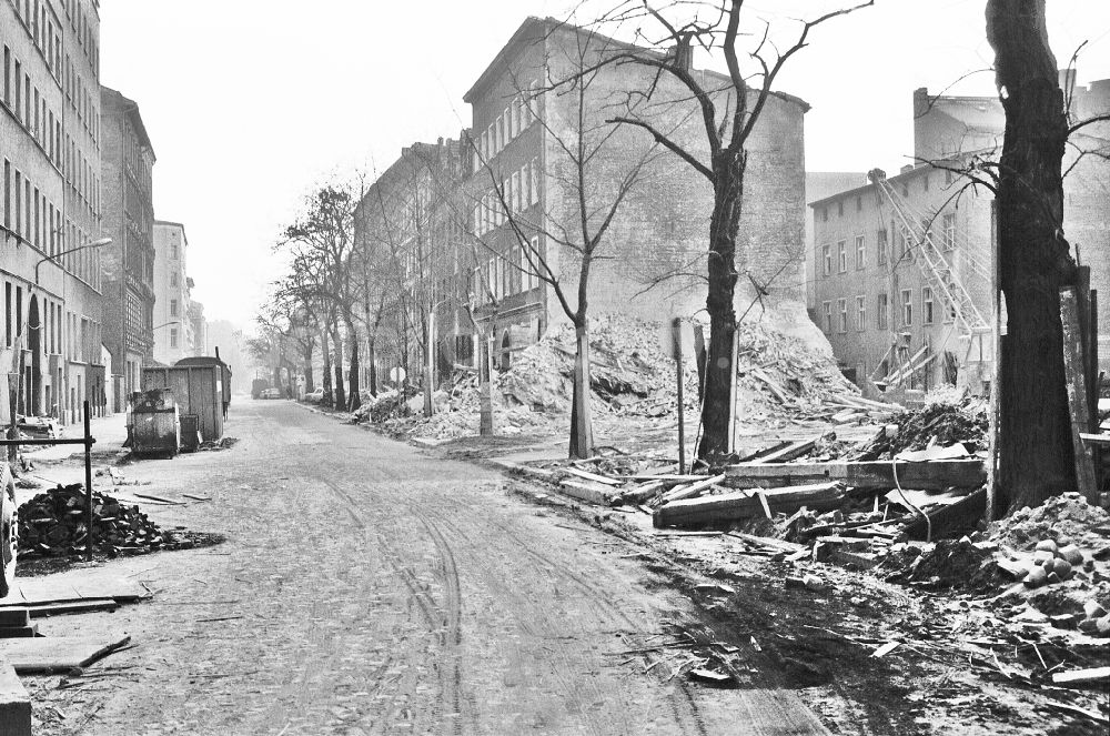 DDR-Fotoarchiv: Berlin - Altbau- Abriß im Ortsteil Friedrichshain in Berlin in der DDR