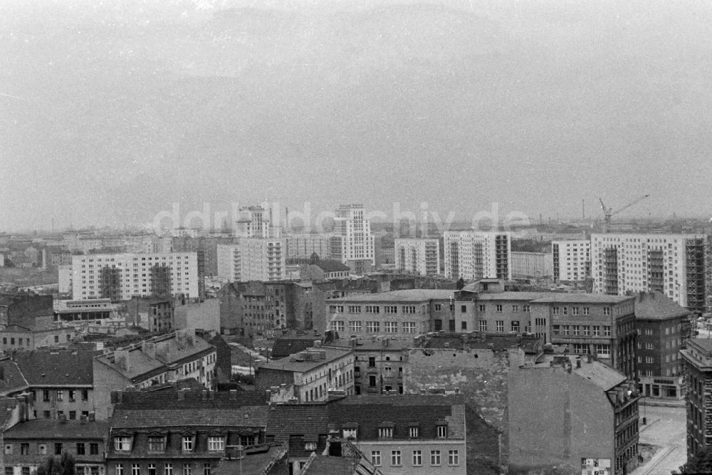 Berlin: Altbau - Mehrfamilienwohnhaus Wohngebiet im Ortsteil Friedrichshain in Berlin in der DDR