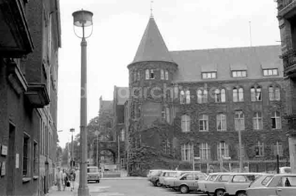 DDR-Fotoarchiv: Berlin - Alte Charité Jenny Charx - Fahrschule Foto: Schmidtke