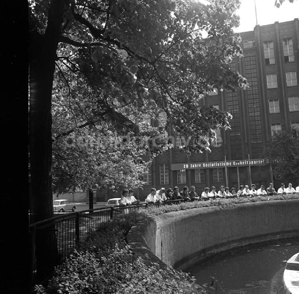 Berlin: Am Köllnischen Park in Berlin mit Blick auf die Parteihochschule Karl-Marx Foto: Schönfeld