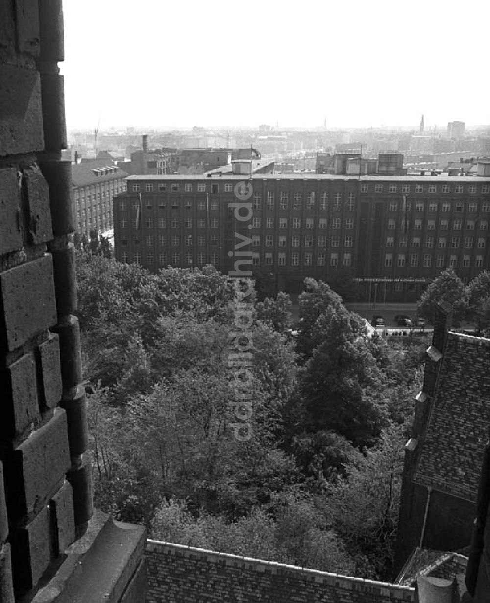 DDR-Bildarchiv: Berlin - Am Köllnischen Park in Berlin mit Blick auf die Parteihochschule Karl-Marx Foto: Schönfeld