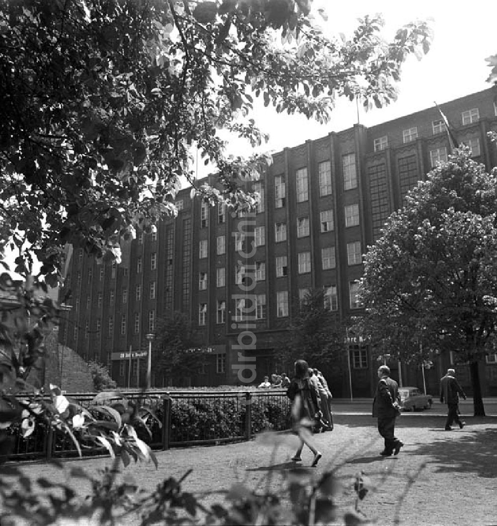 DDR-Fotoarchiv: Berlin - Am Köllnischen Park in Berlin mit Blick auf die Parteihochschule Karl-Marx Foto: Schönfeld