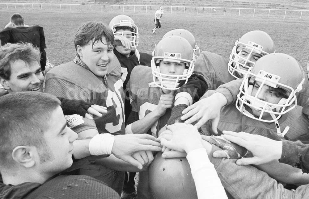 DDR-Bildarchiv: - American Football-Mannschaft in Neubrandenburg 21.03.1993