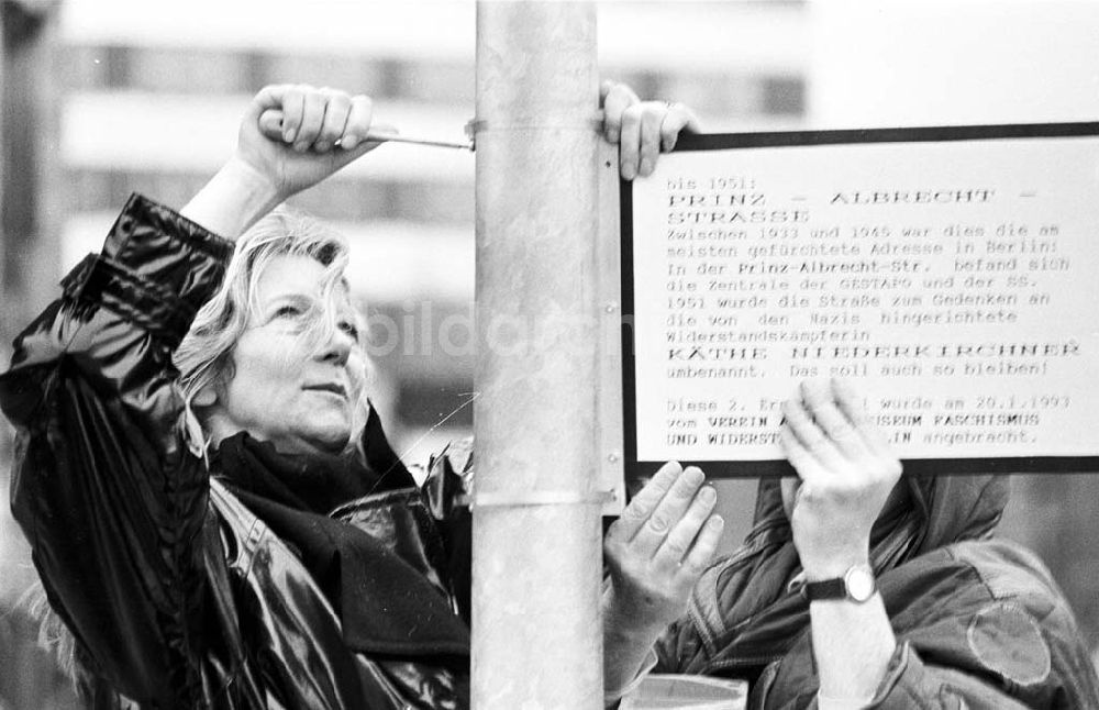 DDR-Fotoarchiv: Berlin - Anbringung Gedenktafel U-Niederkirchnerstr. 20.01.1993