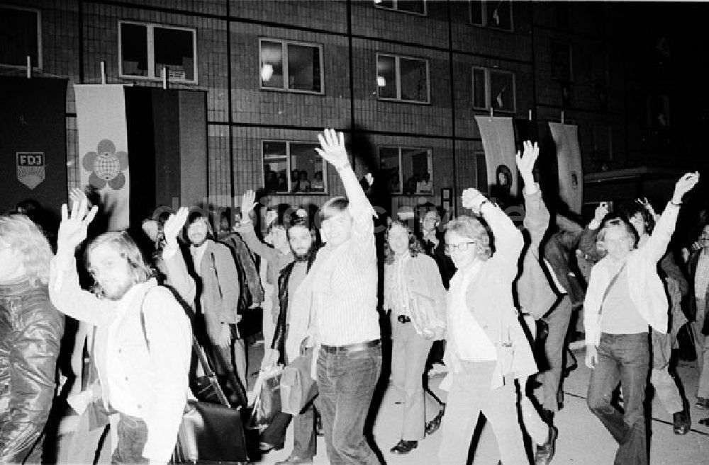 DDR-Bildarchiv: Berlin - Ankunft der BRD-Delegation X.Weltfestspiele Foto: Lange Foto-Tasche: 704