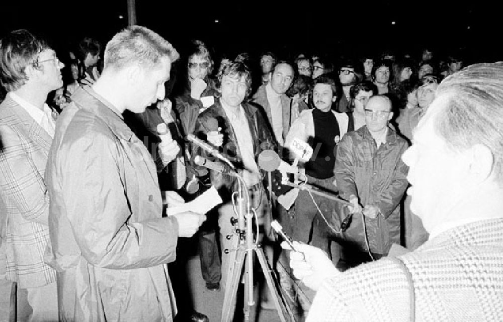 DDR-Fotoarchiv: Berlin - Ankunft der BRD-Delegation X.Weltfestspiele Foto: Lange Foto-Tasche: 704