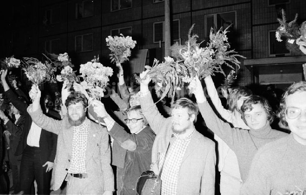 Berlin: Ankunft der BRD-Delegation X.Weltfestspiele Foto: Lange Foto-Tasche: 704