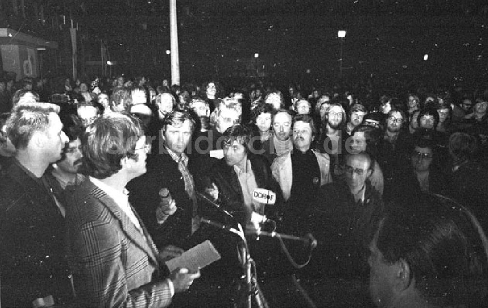 DDR-Bildarchiv: Berlin - Ankunft der BRD-Delegation X.Weltfestspiele Foto: Lange Foto-Tasche: 704