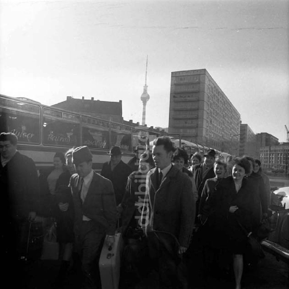 DDR-Bildarchiv: Berlin - Ankunft der Nationalkongressteilnehmer vor dem Hotel Berolina