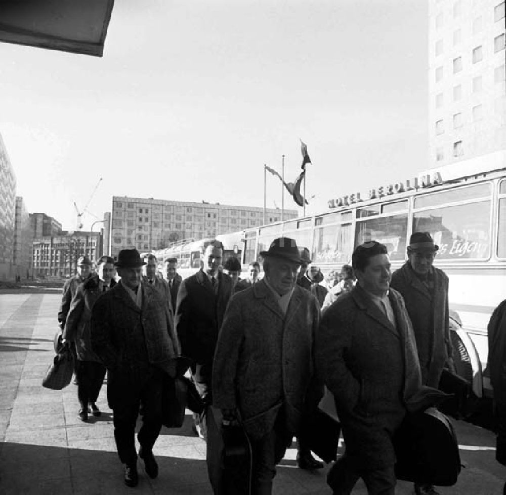 DDR-Fotoarchiv: Berlin - Ankunft der Nationalkongressteilnehmer vor dem Hotel Berolina