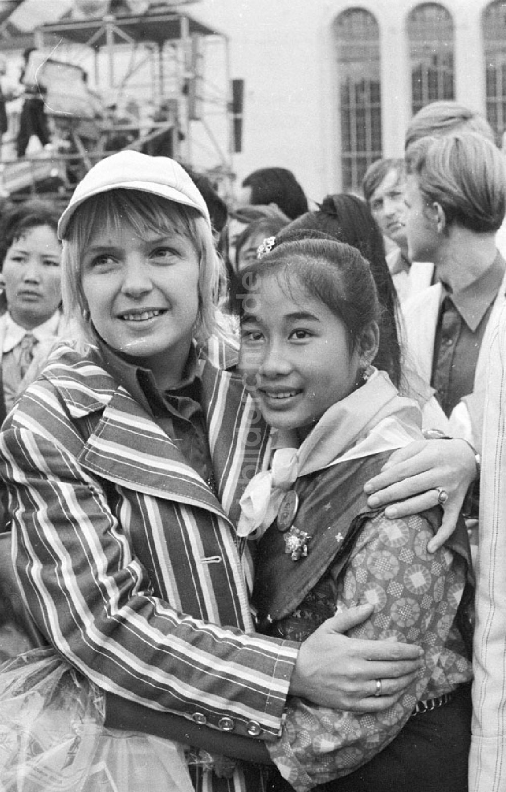 DDR-Fotoarchiv: Berlin - Ankunft der Vietnam-Delegation Berlin-Ostbahnhof X.Weltfestspiele Foto: Lange Foto-Tasche: 697