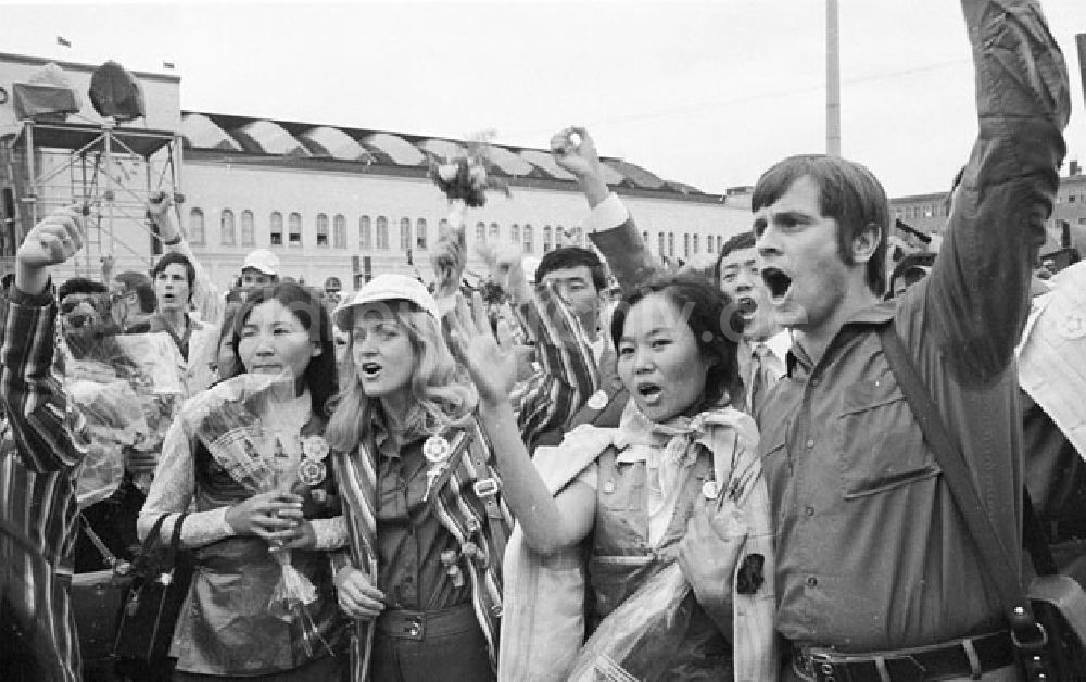 Berlin: Ankunft der Vietnam-Delegation Berlin-Ostbahnhof X.Weltfestspiele Foto: Lange Foto-Tasche: 697