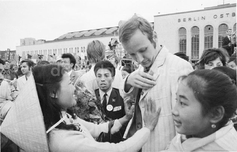 DDR-Bildarchiv: Berlin - Ankunft der Vietnam-Delegation Berlin-Ostbahnhof X.Weltfestspiele Foto: Lange Foto-Tasche: 697