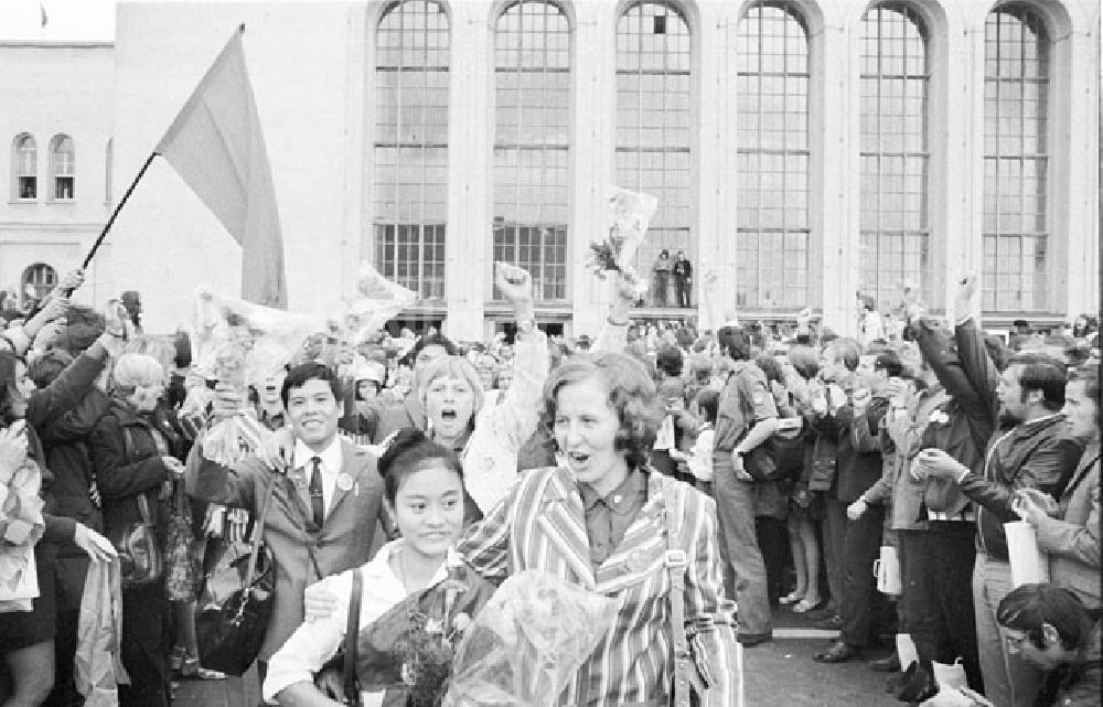 DDR-Fotoarchiv: Berlin - Ankunft der Vietnam-Delegation Berlin-Ostbahnhof X.Weltfestspiele Foto: Lange Foto-Tasche: 697