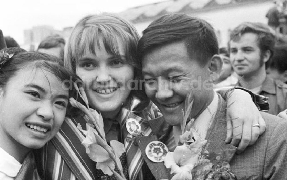 DDR-Fotoarchiv: Berlin - Ankunft der Vietnam-Delegation Berlin-Ostbahnhof X.Weltfestspiele Foto: Lange Foto-Tasche: 697