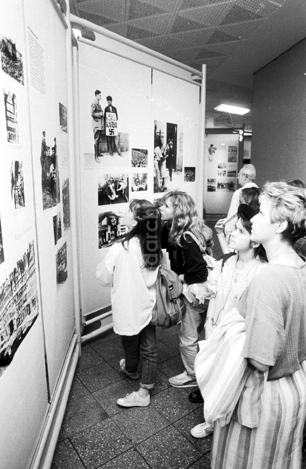 DDR-Bildarchiv: Berlin - Anne Frank Ausstellung 19.07.89 Foto: ND/Grahn Umschlagnummer: 0858