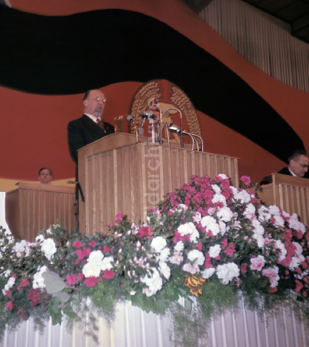 Berlin: Ansprache des 1. Sekretär des Zentralkomitees der SED, Walter Ulbricht, anlässlich der Großkundgebung der Nationalen Front der DDR unter dem Motto Im Zeichen der Freundschaft in Berlin in der DDR