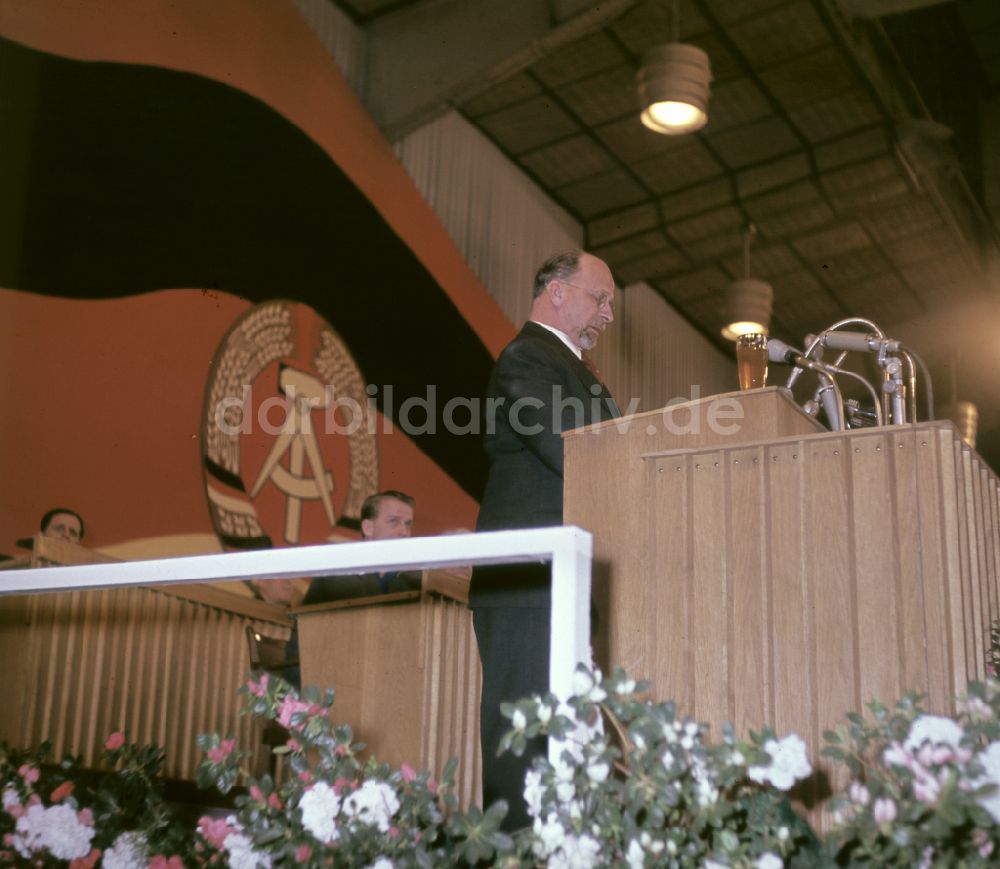 DDR-Bildarchiv: Berlin - Ansprache des 1. Sekretär des Zentralkomitees der SED, Walter Ulbricht, anlässlich der Großkundgebung der Nationalen Front der DDR unter dem Motto Im Zeichen der Freundschaft in Berlin in der DDR