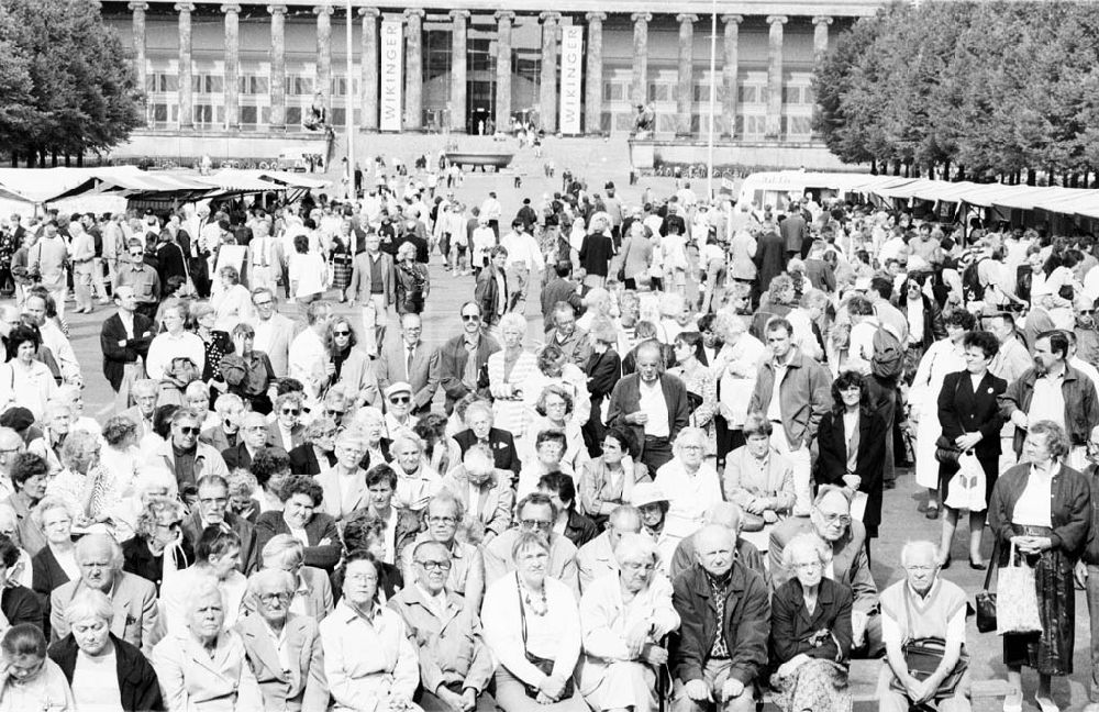 Berlin: Antifa-Tag auf dem Marx-Engels-Platz 13.09.1992