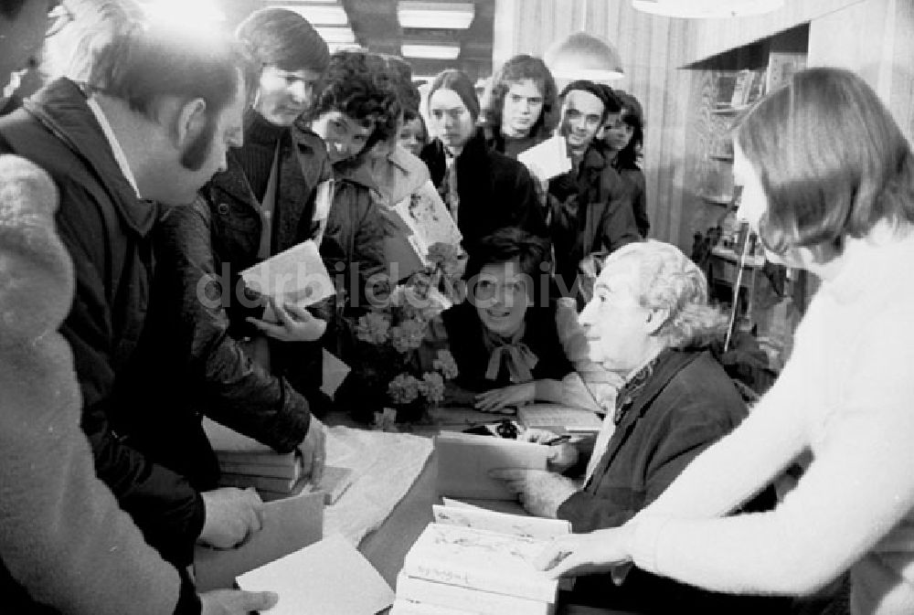 Berlin: April 1973 Schriftsteller Juri Amado beim signieren seiner Büche