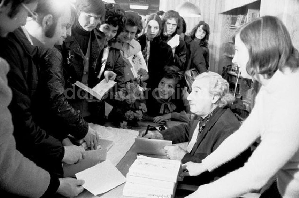 DDR-Fotoarchiv: Berlin - April 1973 Schriftsteller Juri Amado beim signieren seiner Büche