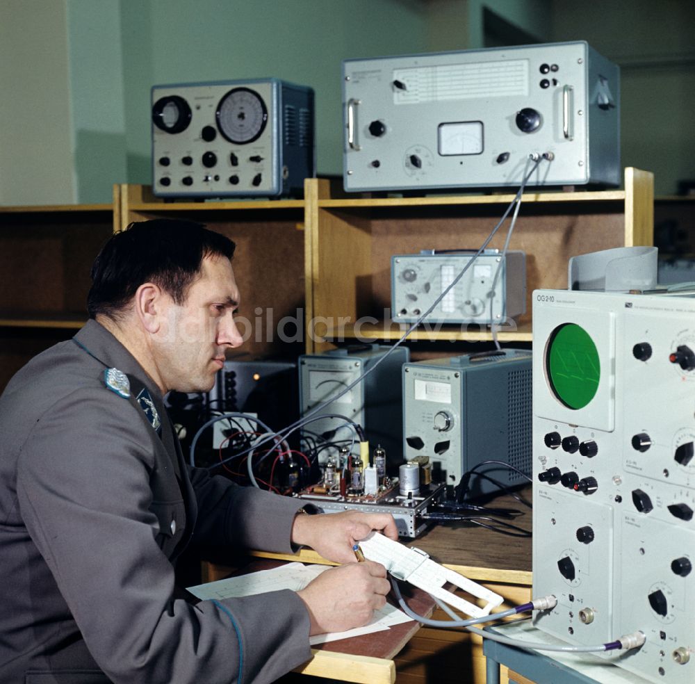 Dresden: Arbeitsplatz für Funkmeßtechnik bei der Nationalen Volksarmee NVA Dienststelle in Dresden in der DDR