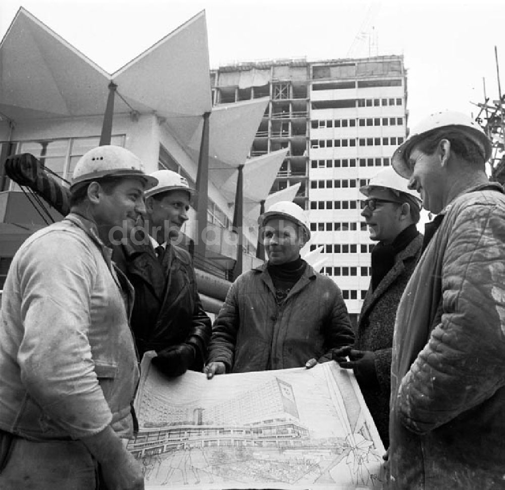 DDR-Bildarchiv: Berlin - Architektenkollektiv und Arbeiter in Berlin