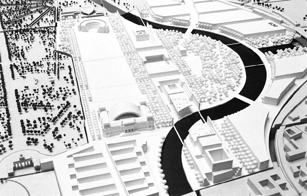 DDR-Bildarchiv: Berlin - Architektenwettbewerbsmodelle Spreebogengestaltung Berlin 19.02.1993