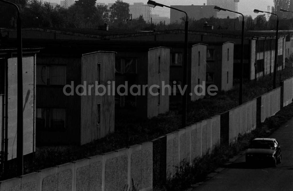 Berlin-Hohenschönhausen: Asylbewerberheim Hohenschönhausen? 10.09.92 Foto:ND/ Lange Umschlag 1138