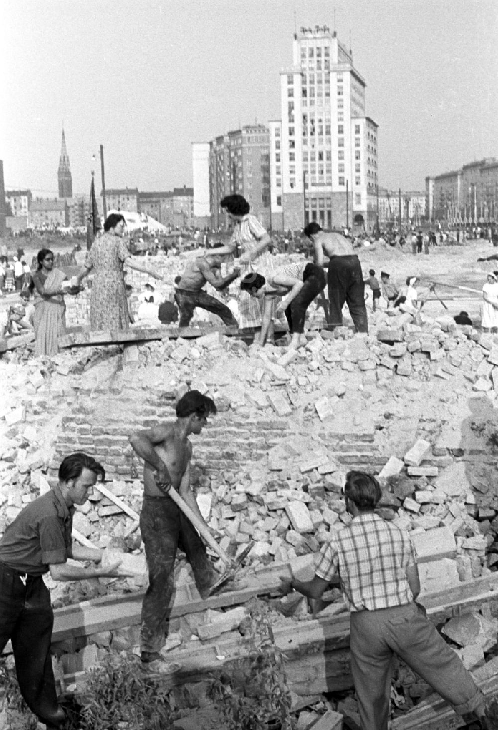 DDR-Fotoarchiv: Berlin - Aufbausonntag der FDJ auf der Stalinallee (heute Karl-Marx-Allee) am Strausberger Platz in Berlin in der DDR