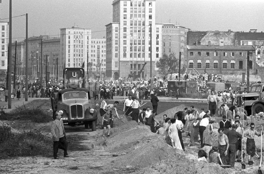 Berlin: Aufbausonntag der FDJ auf der Stalinallee (heute Karl-Marx-Allee) am Strausberger Platz in Berlin in der DDR