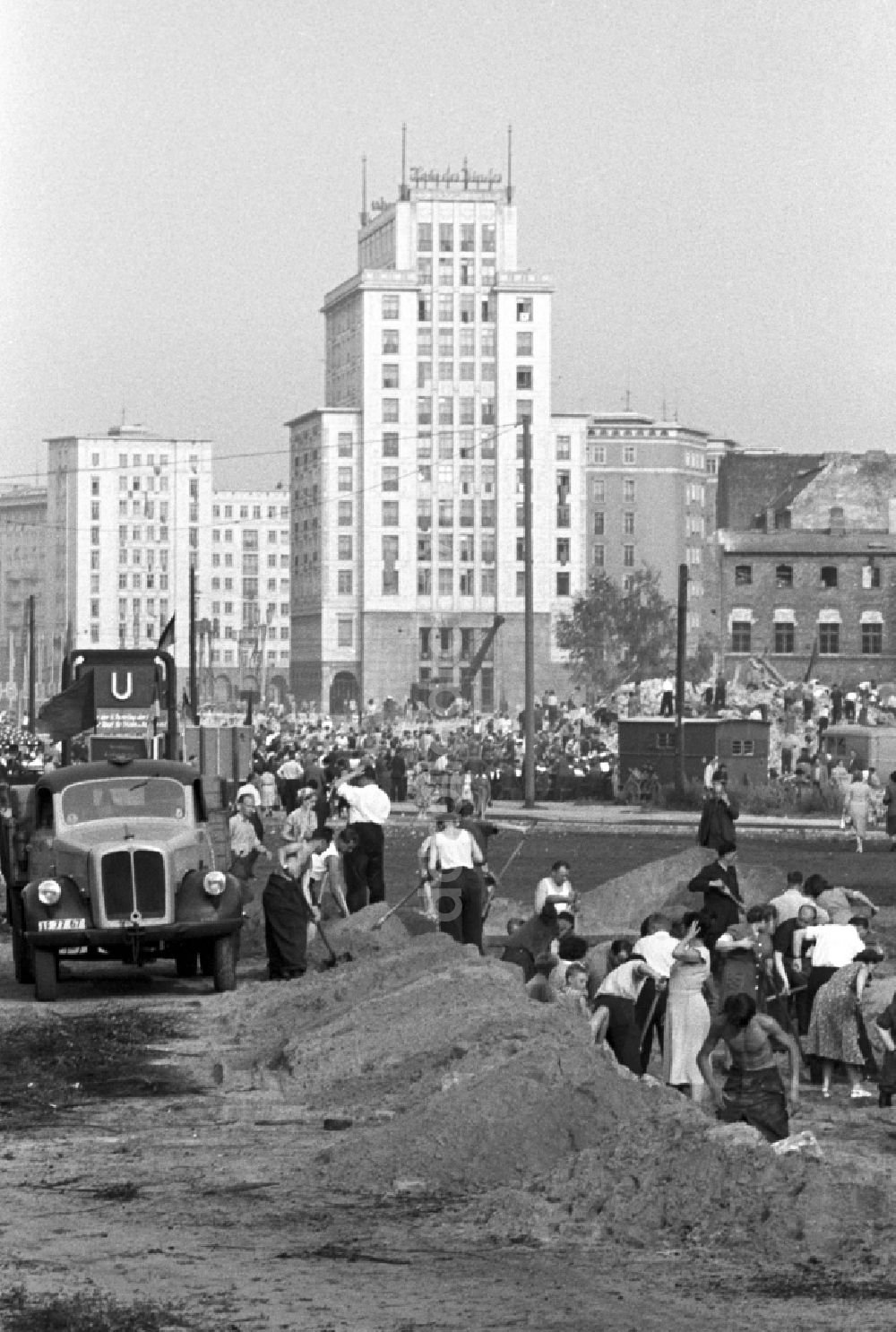 DDR-Bildarchiv: Berlin - Aufbausonntag der FDJ auf der Stalinallee (heute Karl-Marx-Allee) am Strausberger Platz in Berlin in der DDR