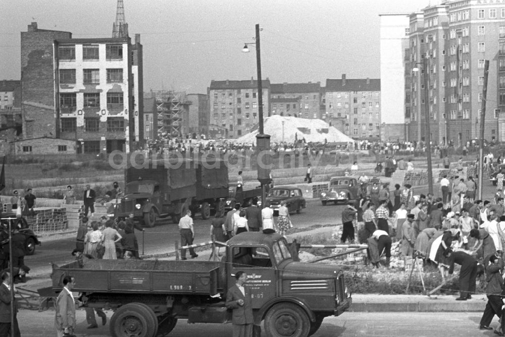 DDR-Fotoarchiv: Berlin - Aufbausonntag der FDJ auf der Stalinallee (heute Karl-Marx-Allee) am Strausberger Platz in Berlin in der DDR