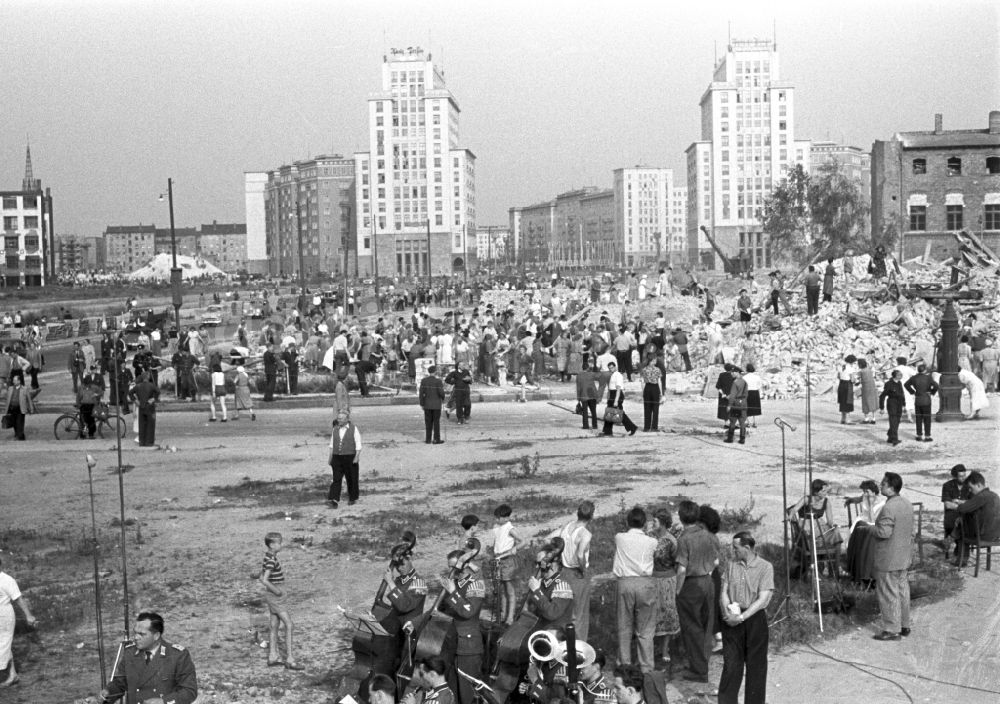 Berlin: Aufbausonntag der FDJ auf der Stalinallee (heute Karl-Marx-Allee) am Strausberger Platz in Berlin in der DDR