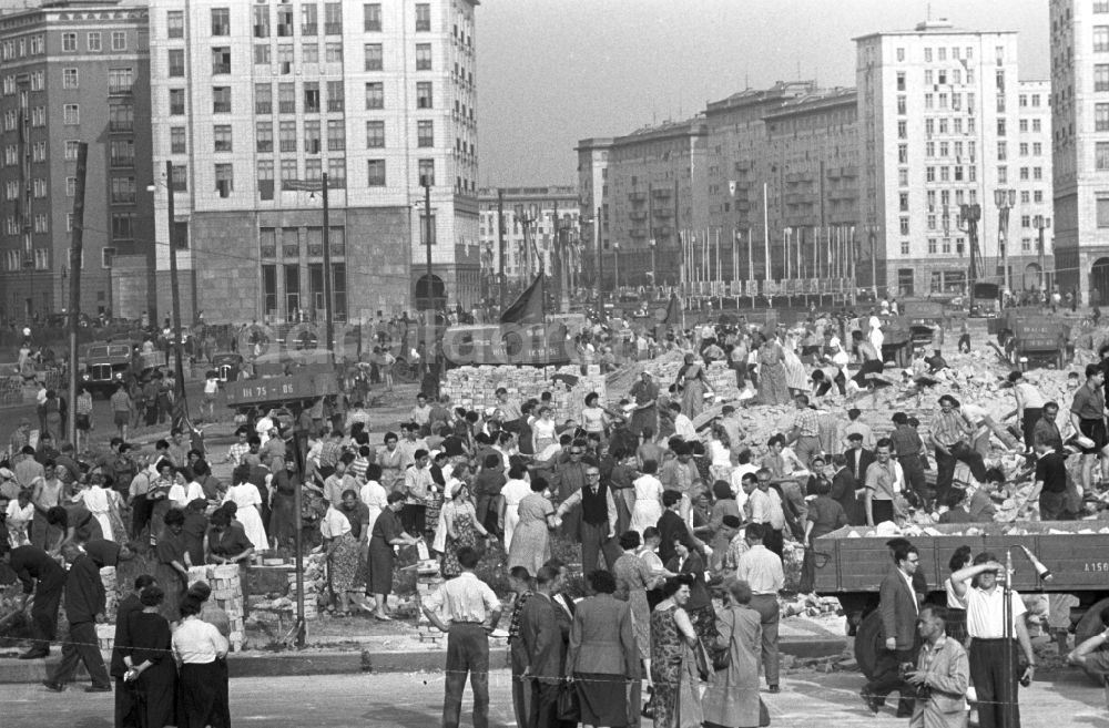 DDR-Bildarchiv: Berlin - Aufbausonntag der FDJ auf der Stalinallee (heute Karl-Marx-Allee) am Strausberger Platz in Berlin in der DDR