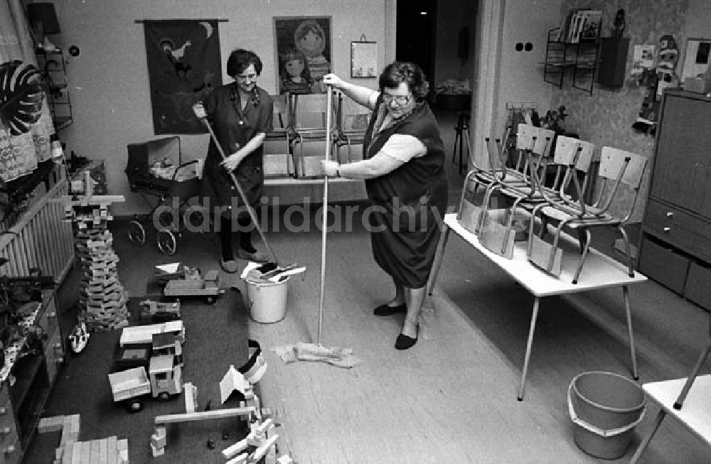 DDR-Bildarchiv: Berlin - Aufräumarbeiten nach einer Weihnachtsfeier in einem Kindergarten Umschlagnummer: 1234 Foto: Winkler