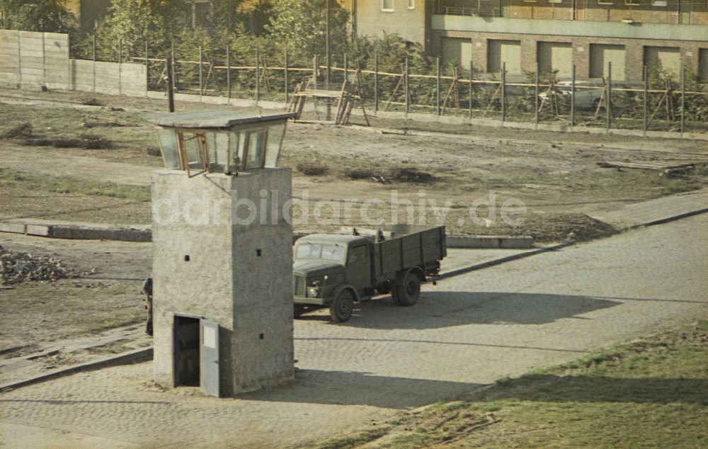 Berlin: Ausbau der Grenzbefestigung und Mauer in Berlin in der DDR