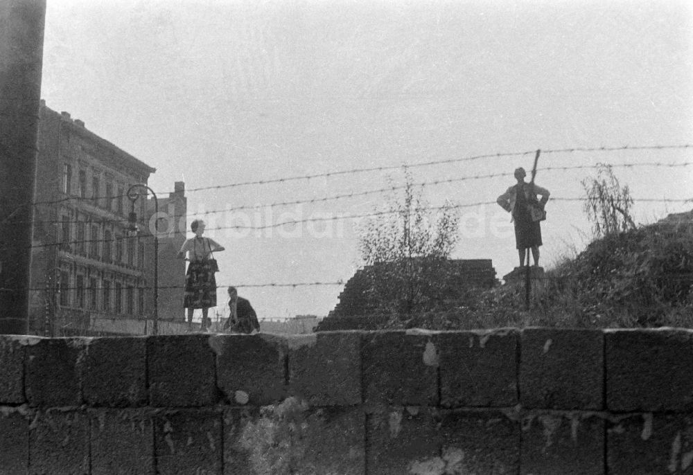 DDR-Bildarchiv: Potsdam - Ausbau der Grenzbefestigung und Mauer in Potsdam in der DDR