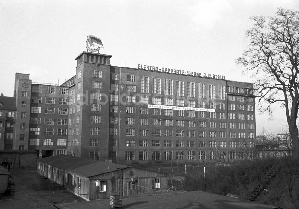 DDR-Fotoarchiv: Berlin - Außenansicht des VEB Elektro-Apparate-Werke J. W. Stalin im Ortsteil Treptow in Berlin in der DDR