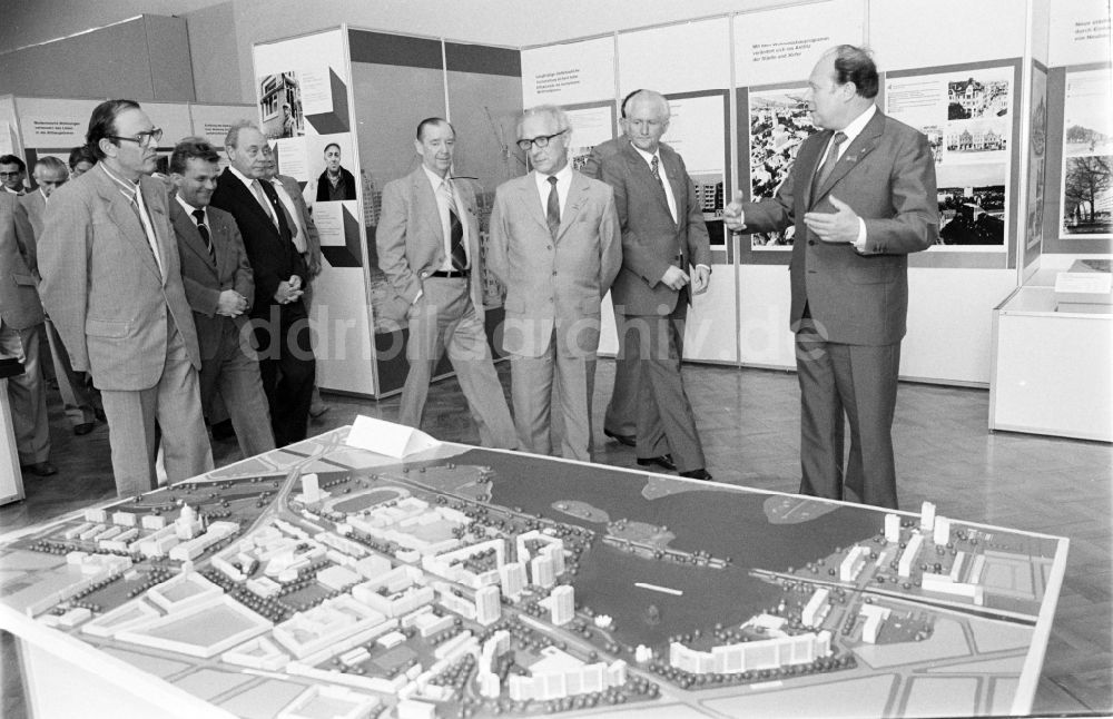 Berlin: Ausstellung 7. Baukonferenz in Berlin in der DDR